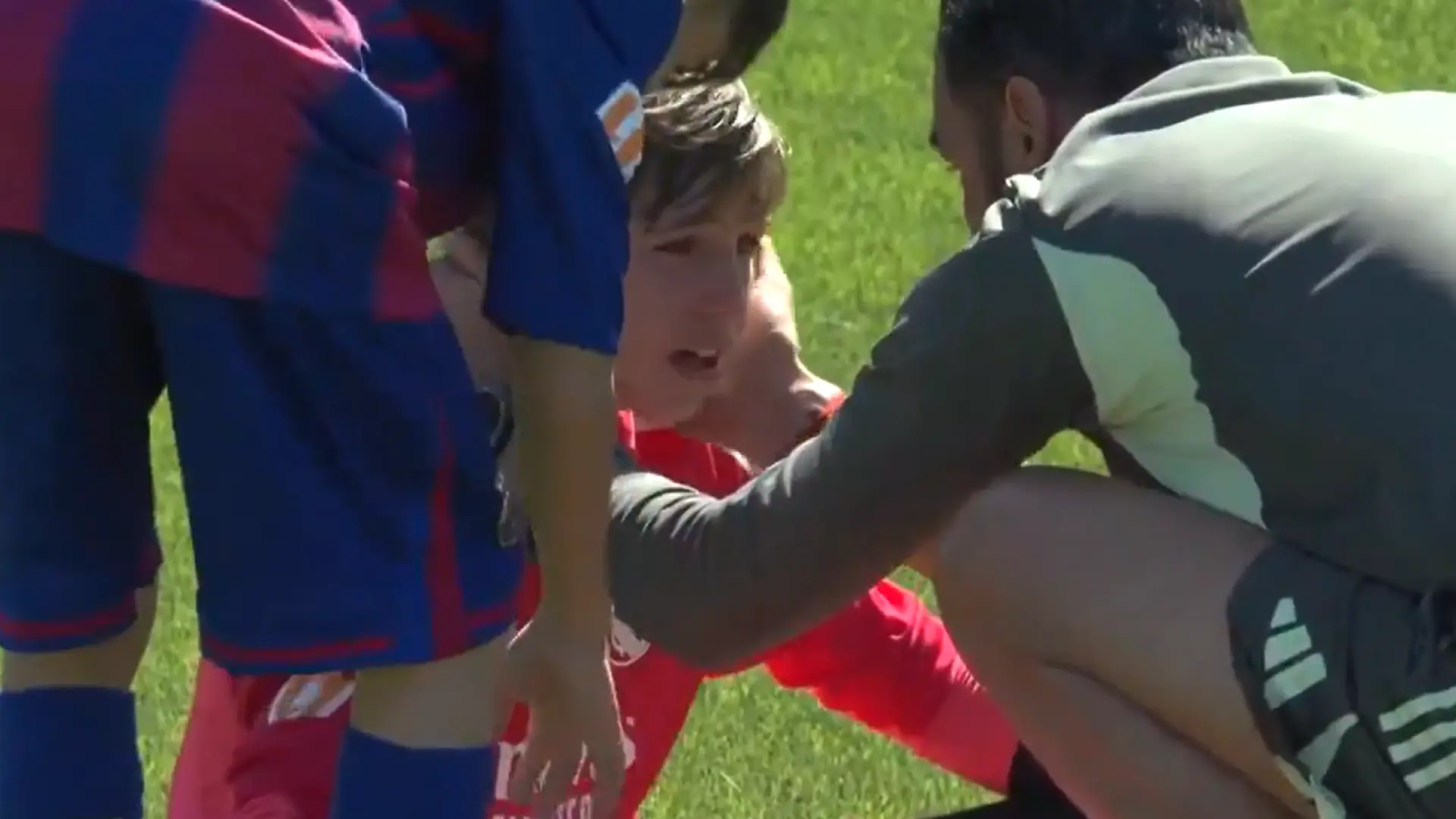 El gesto de los jugadores del Barça con Martín Casillas, hijo de Iker y Sara Carbonero, tras perder el Clásico de LaLiga Futures