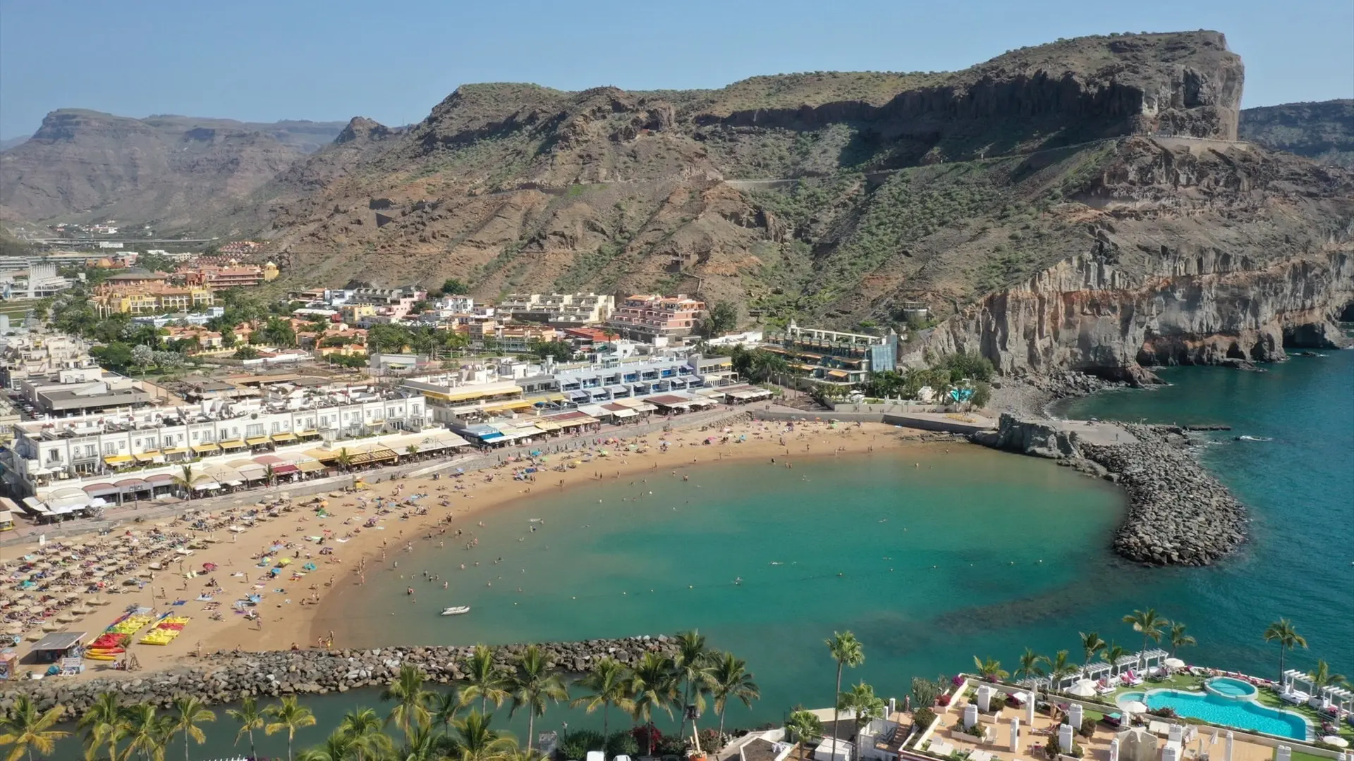 
         Encuentran el cadáver de una chica de 15 años flotando en la bocana de un muelle en Gran Canaria 
    