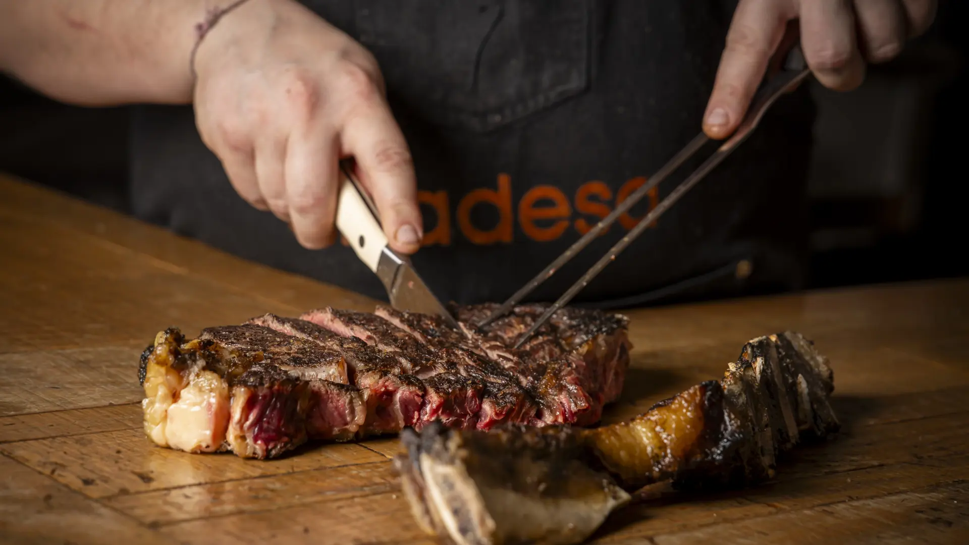 
         El restaurante de carretera de la A-1 al que ir este 2026: un ticket medio de 70 euros y el templo del mejor maestro parrillero de 2024 
    