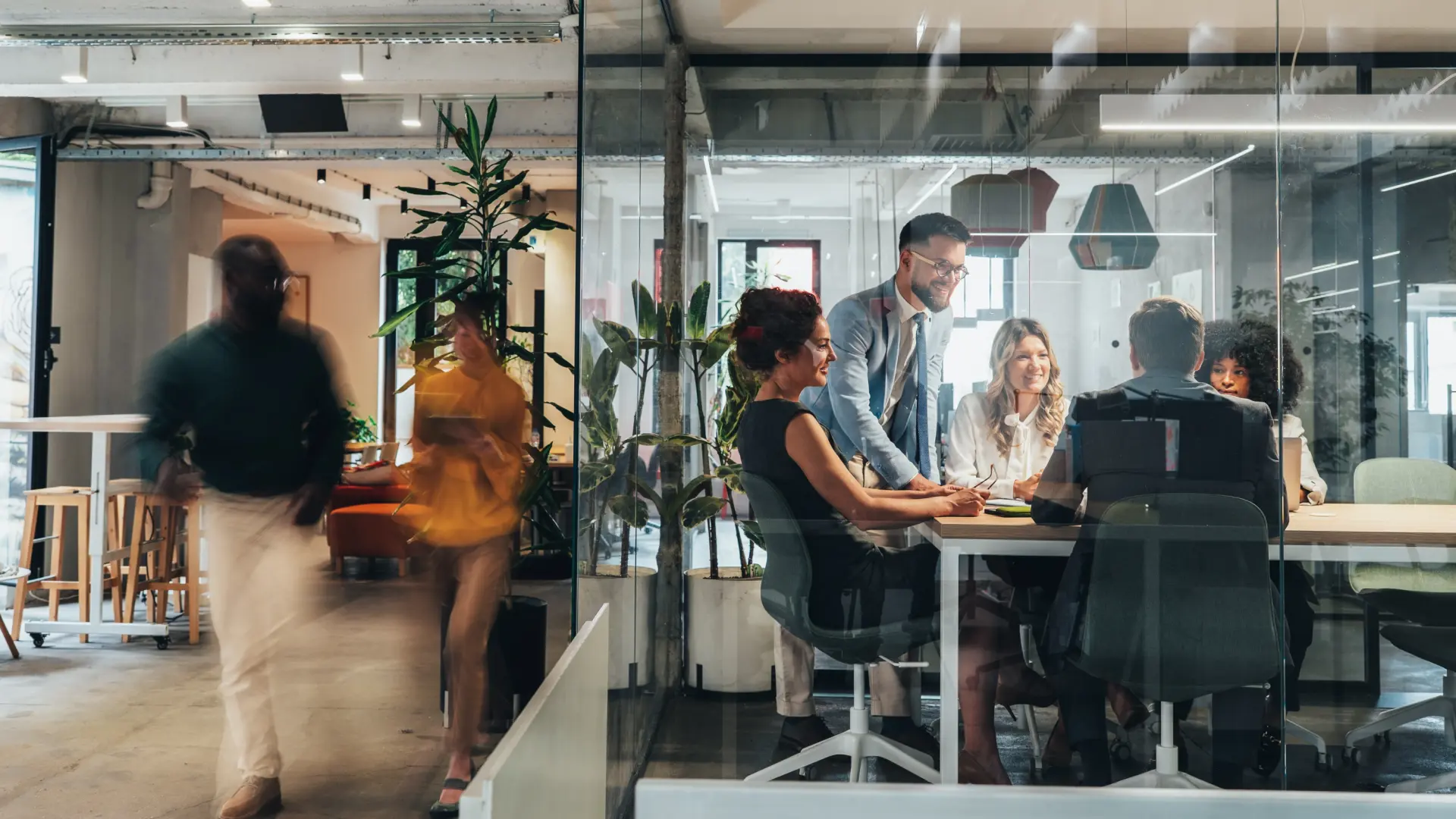 Si vas a la universidad, trabajarás sentado; si no, lo harás de pie: los empleos físicos se concentran en niveles educativos bajos