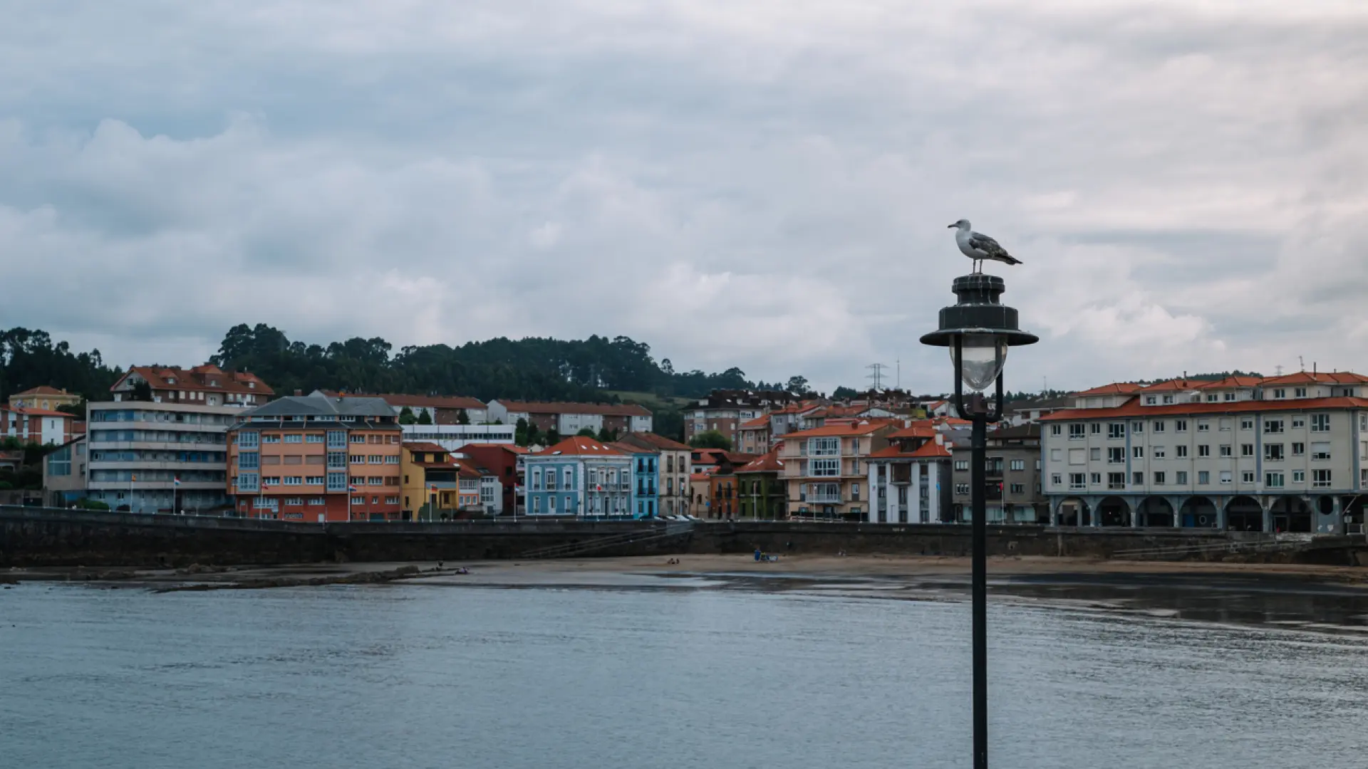 
         El pueblo de Asturias que parece de cuento de hadas: tiene unas playas increíbles 
    