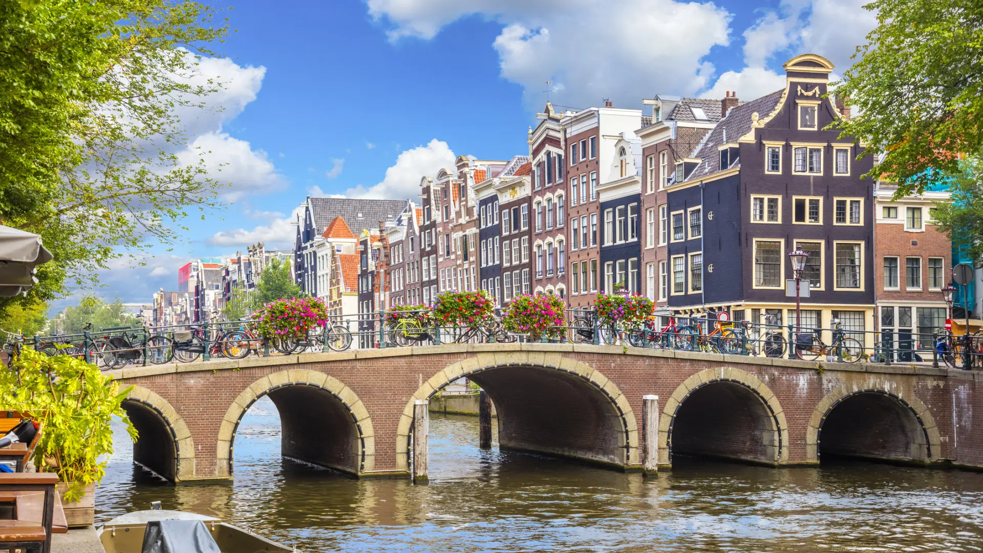 
         Santiago contará con un nuevo vuelo directo a una de las capitales más populares y animadas de Europa 
    