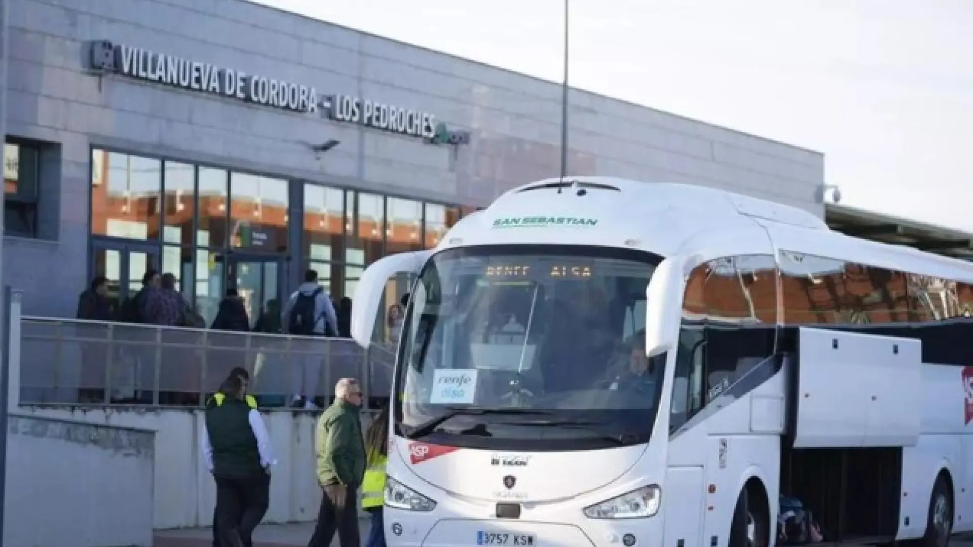 La empresa de Renfe para dar alternativa en bus al tren abre las costuras en la principal patronal