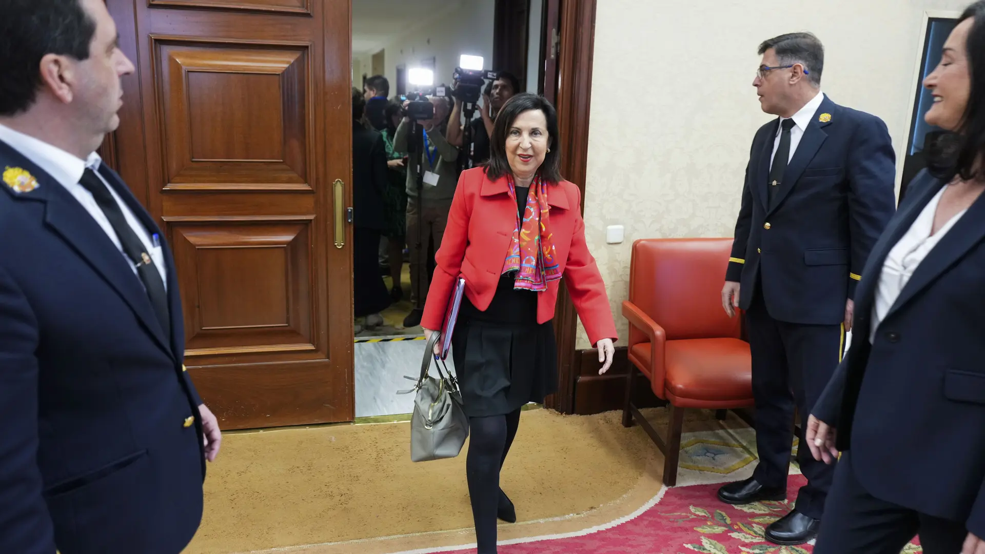 
         Robles admite que las bases de Rota y Morón siguen activas pero con la "limitación" de no "favorecer" la guerra en Irán 
    