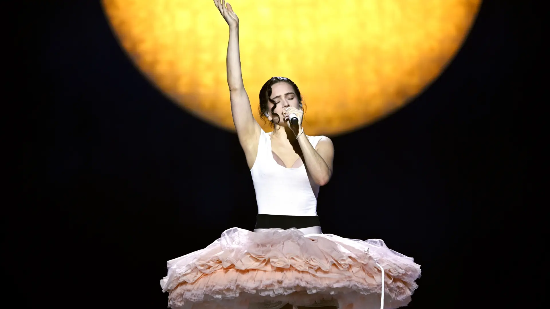 
         "El vicio eres tú": la simpática anécdota de Rosalía con una fan que le gritó en el 'show' en Madrid 
    