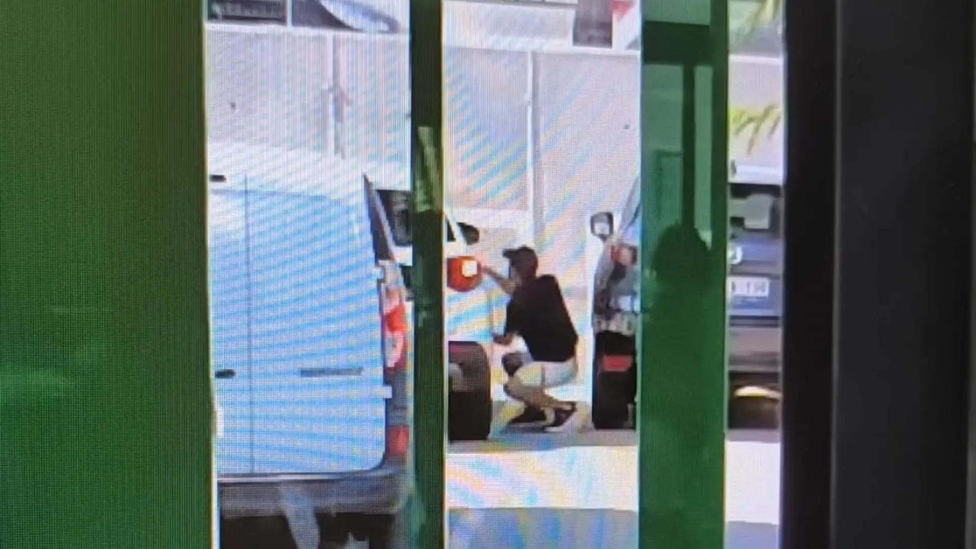 
         Detienen a una mujer por robar un móvil y hacerse pasar por la víctima para robarle 3.000 € del banco 
    