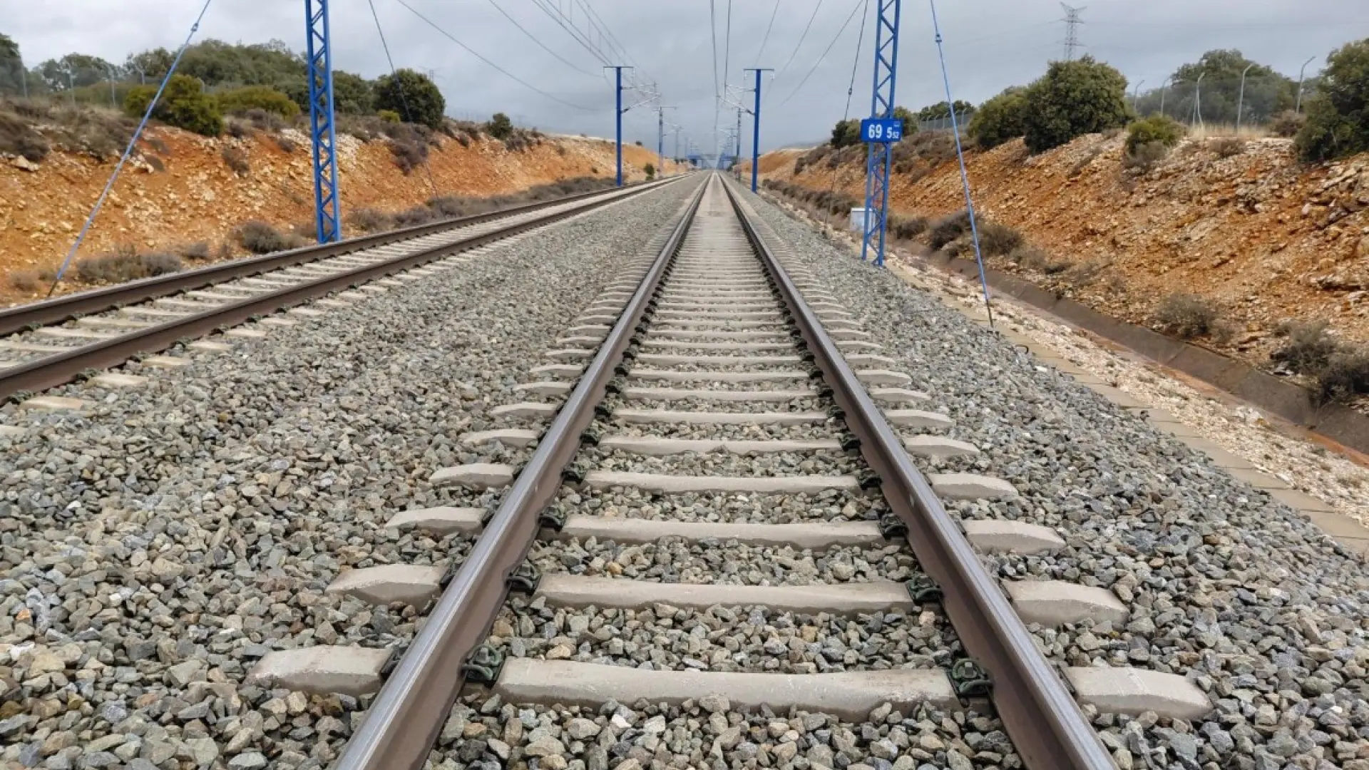 
         Transportes destina 7,2 millones a reducir baches en el AVE Madrid-Barcelona antes de poner las 'aerotraviesas' para ir a 350km/h 
    