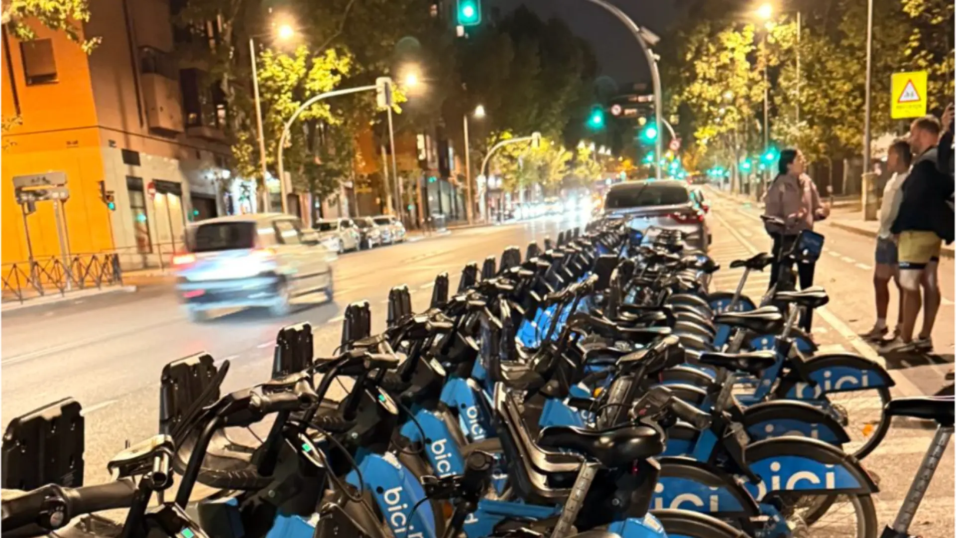 
         La lucha de Elena para ampliar Bicimad junto a Madrid Río: "Hay que caminar 20 minutos de vuelta a casa y le quita sentido al servicio" 
    