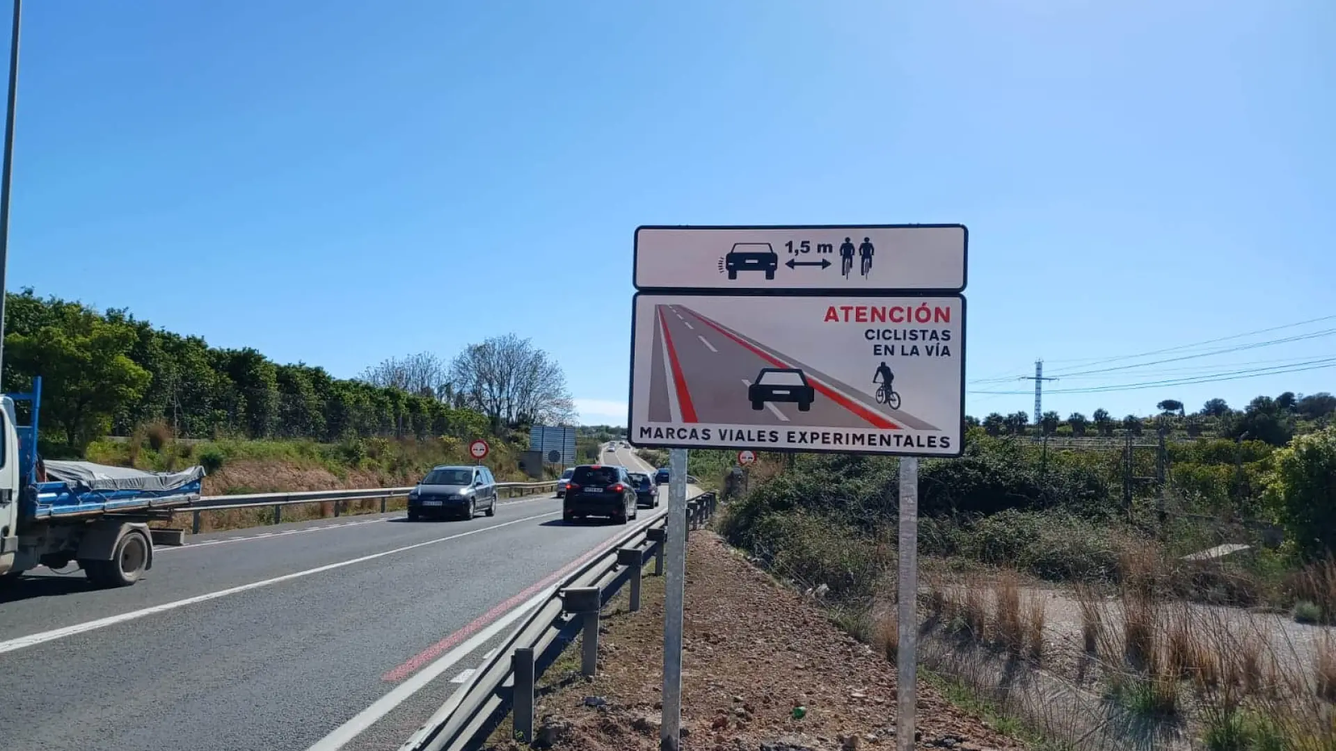 
         Valencia, Transportes y la DGT experimentan en sus carreteras para mejorar la seguridad de los ciclistas 
    