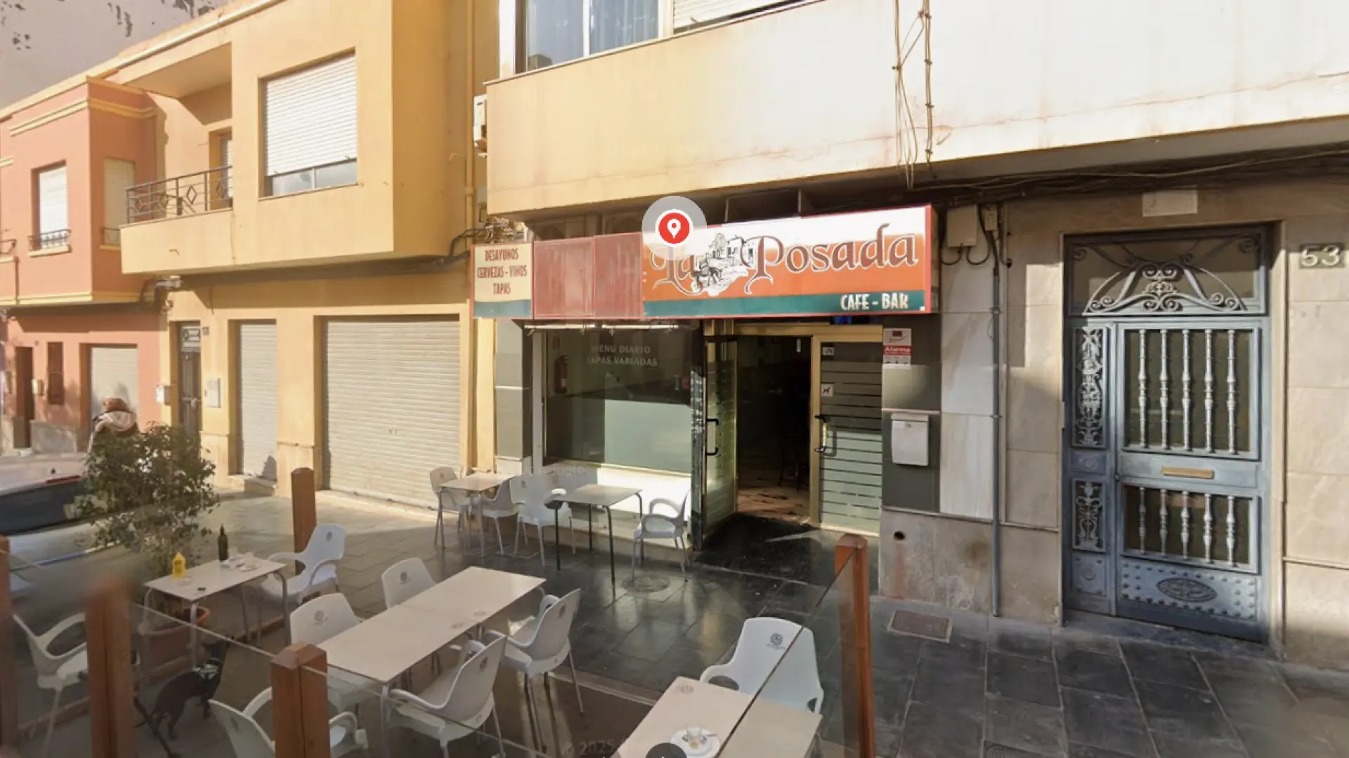 
         Un muerto y al menos dos heridos por una explosión en un bar en Almería 
    