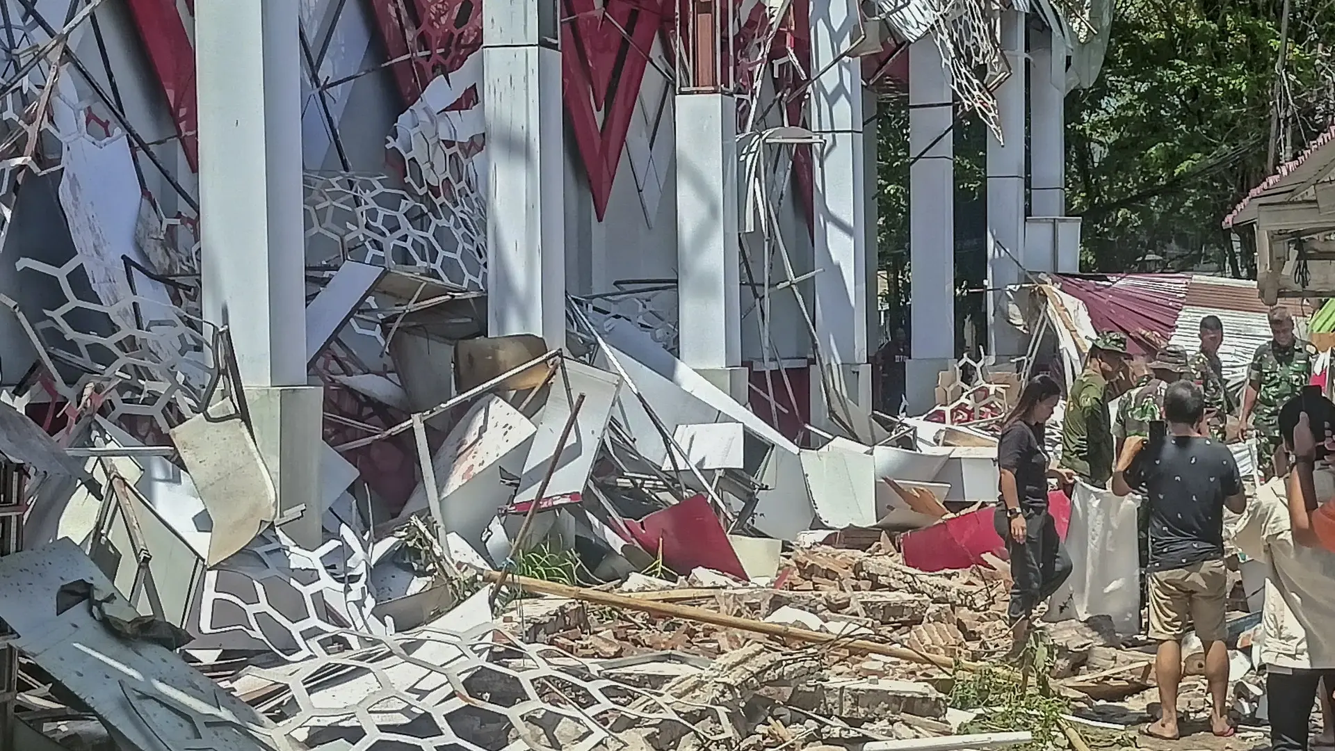 
         Un terremoto de magnitud 7,4 sacude Indonesia y deja al menos un muerto 
    