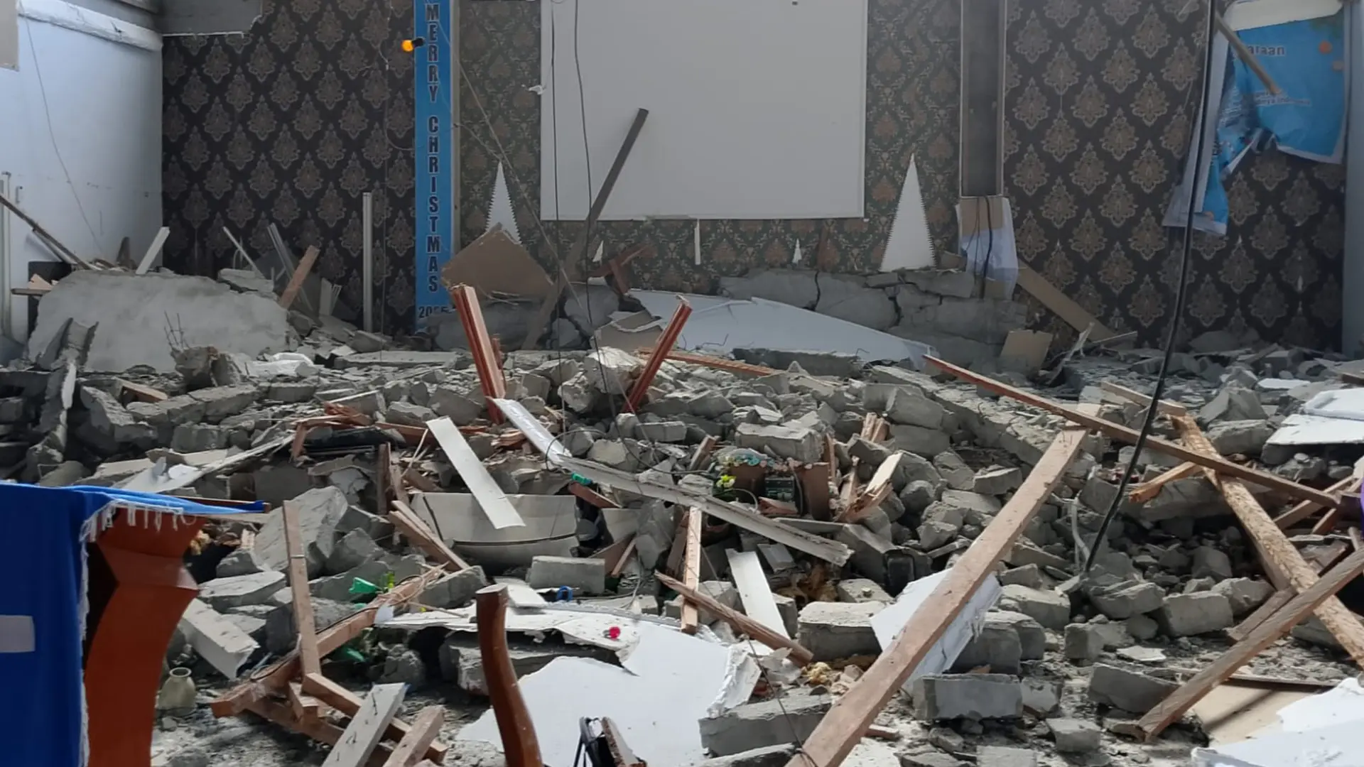 
         Un puente temblando, edificios colapsados... Los vídeos del fuerte terremoto que ha dejado al menos un muerto en Indonesia 
    