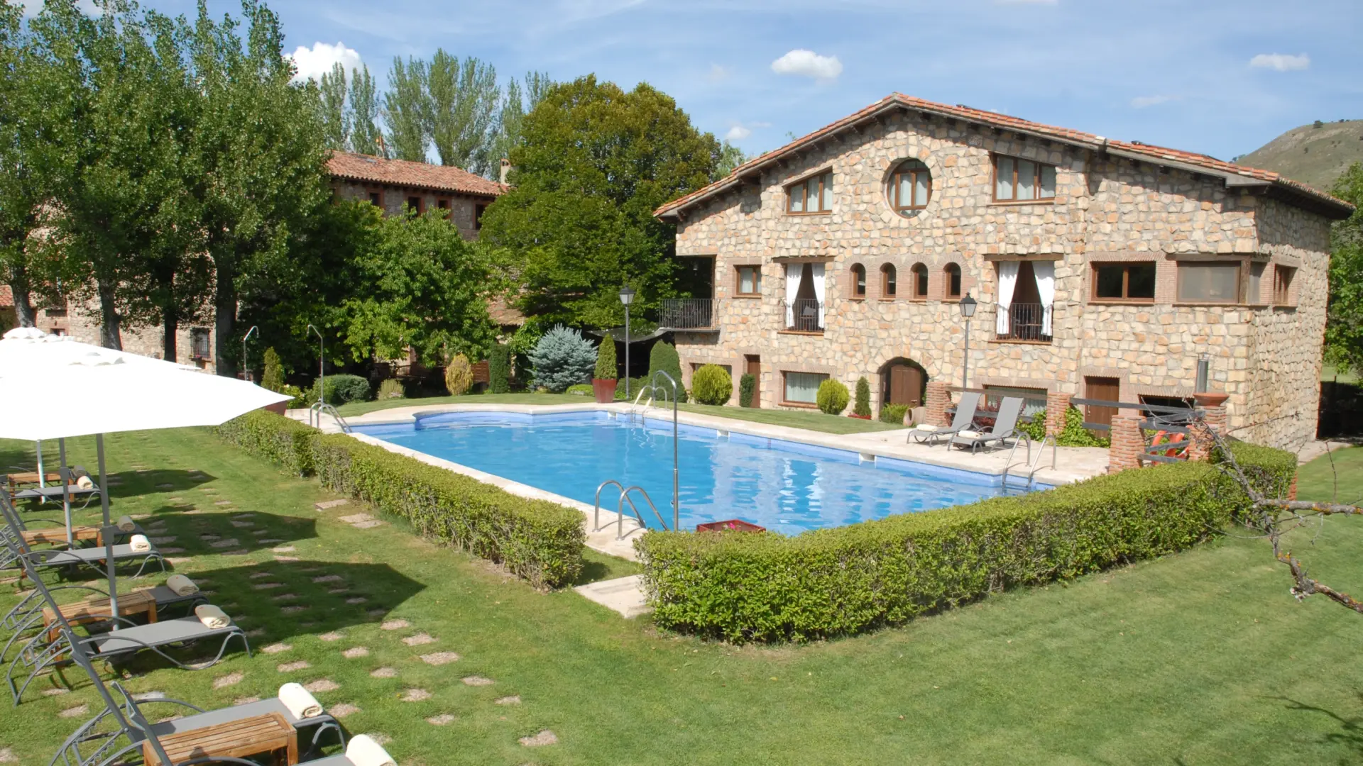 
         El hotel a una hora de Madrid que cumple 30 años y debe visitar todo amante de la gastronomía: Estrella Michelin y Sol Repsol 
    