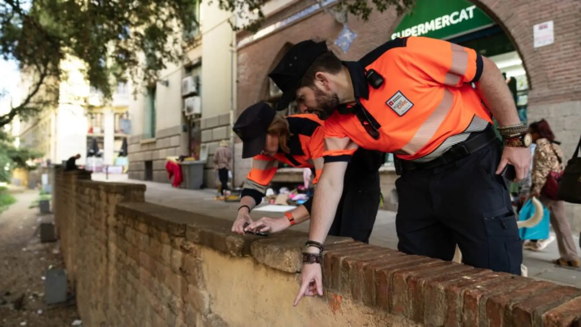
         Barcelona dobla su plantilla de agentes cívicos y desplegará 118 efectivos este verano para combatir la presión turística 
    