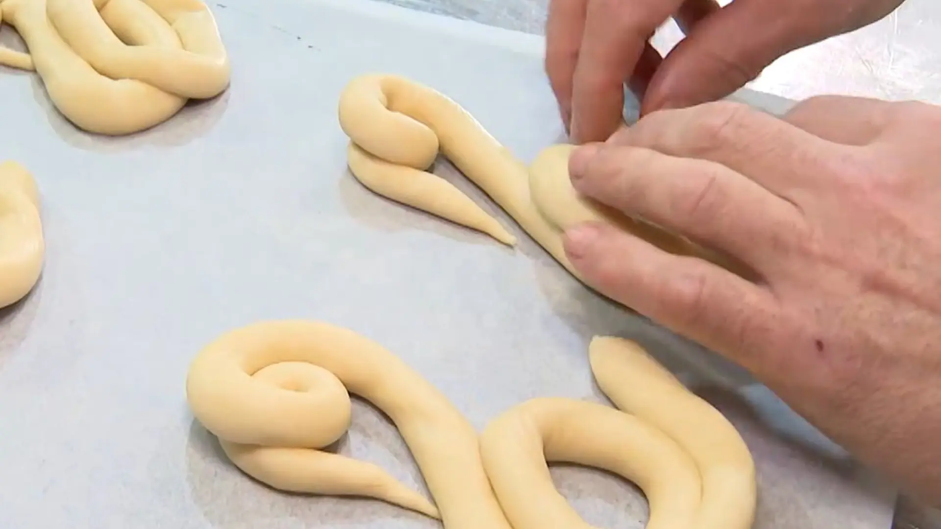 
         Cómo elaborar las monas de pascua 
    