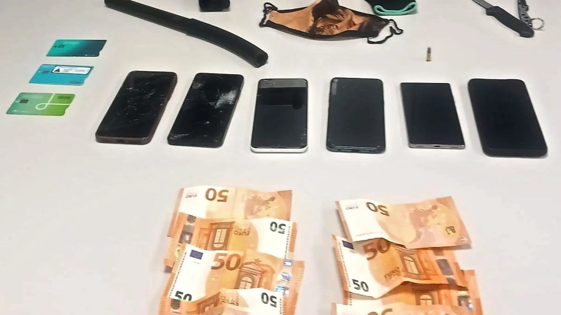 
         Tres detenidos en un control en Móra d'Ebre con pistolas simuladas y objetos robados 
    