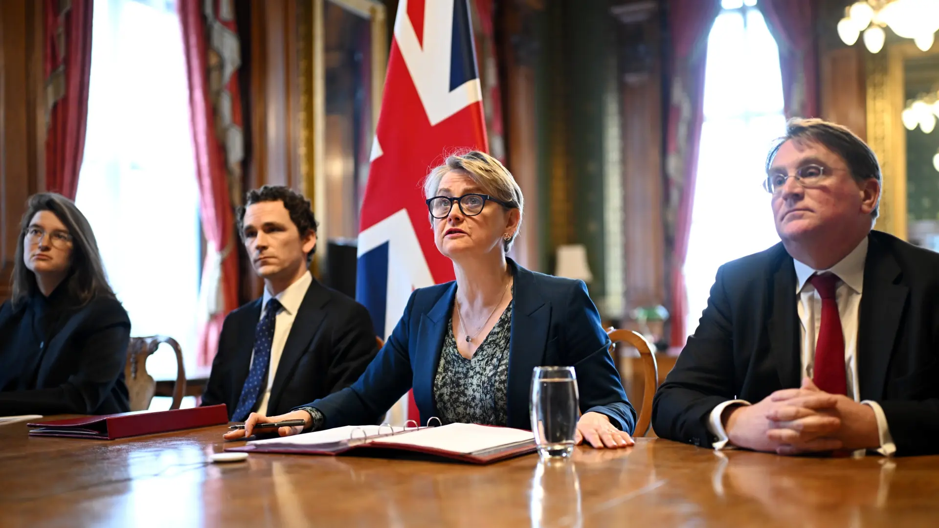 
         Unos 40 países se plantean sancionar a Irán y se oponen a peajes en Ormuz, donde hay 2.000 buques atrapados 
    