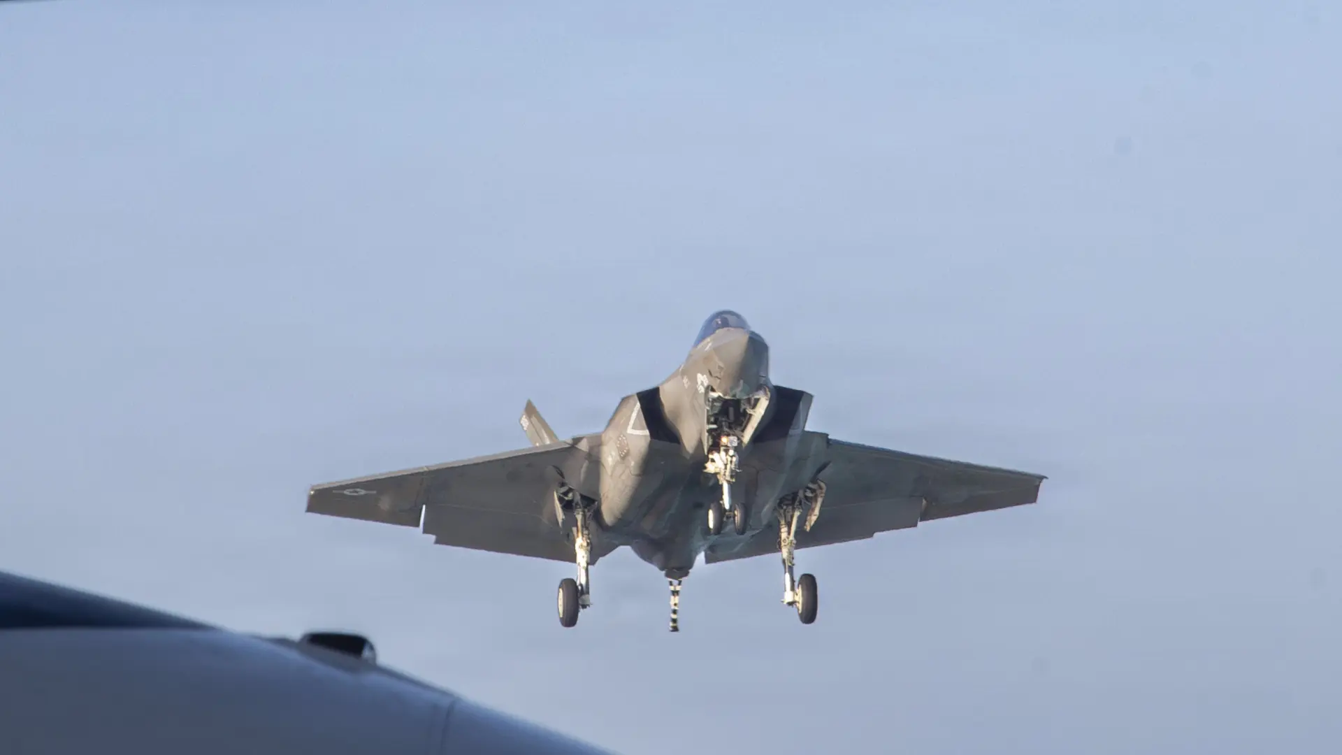 
         Irán asegura haber derribado otro caza F-35 de EEUU en un ataque en el centro del país 
    