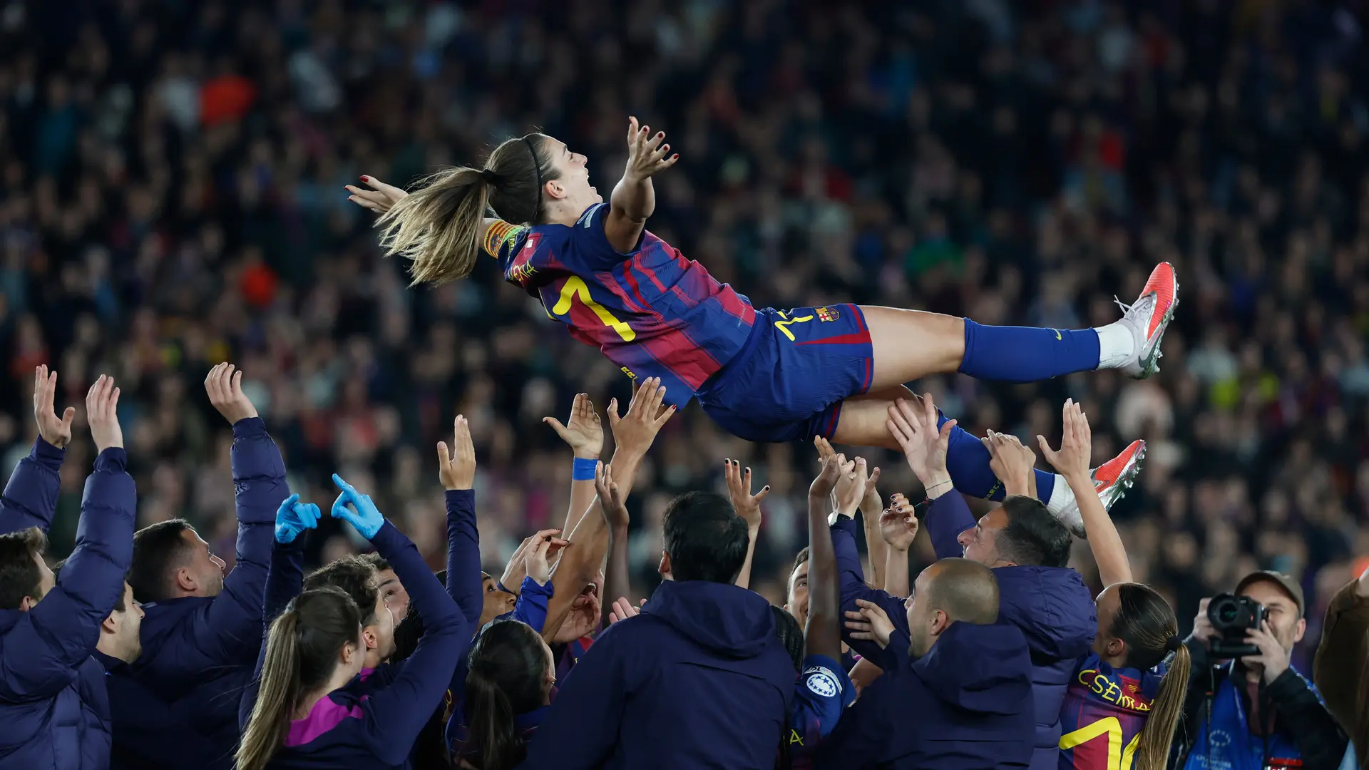 
         Así fue el homenaje del Barça a Alexia Putellas por sus 500 partidos tras la goleada al Real Madrid 
    