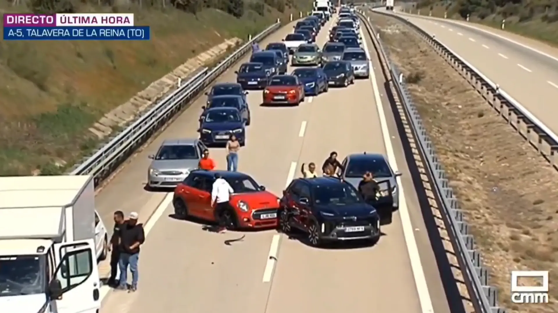 
         Un accidente de tráfico se cuela en directo en un informativo: "Acabamos de presenciar una colisión" 
    