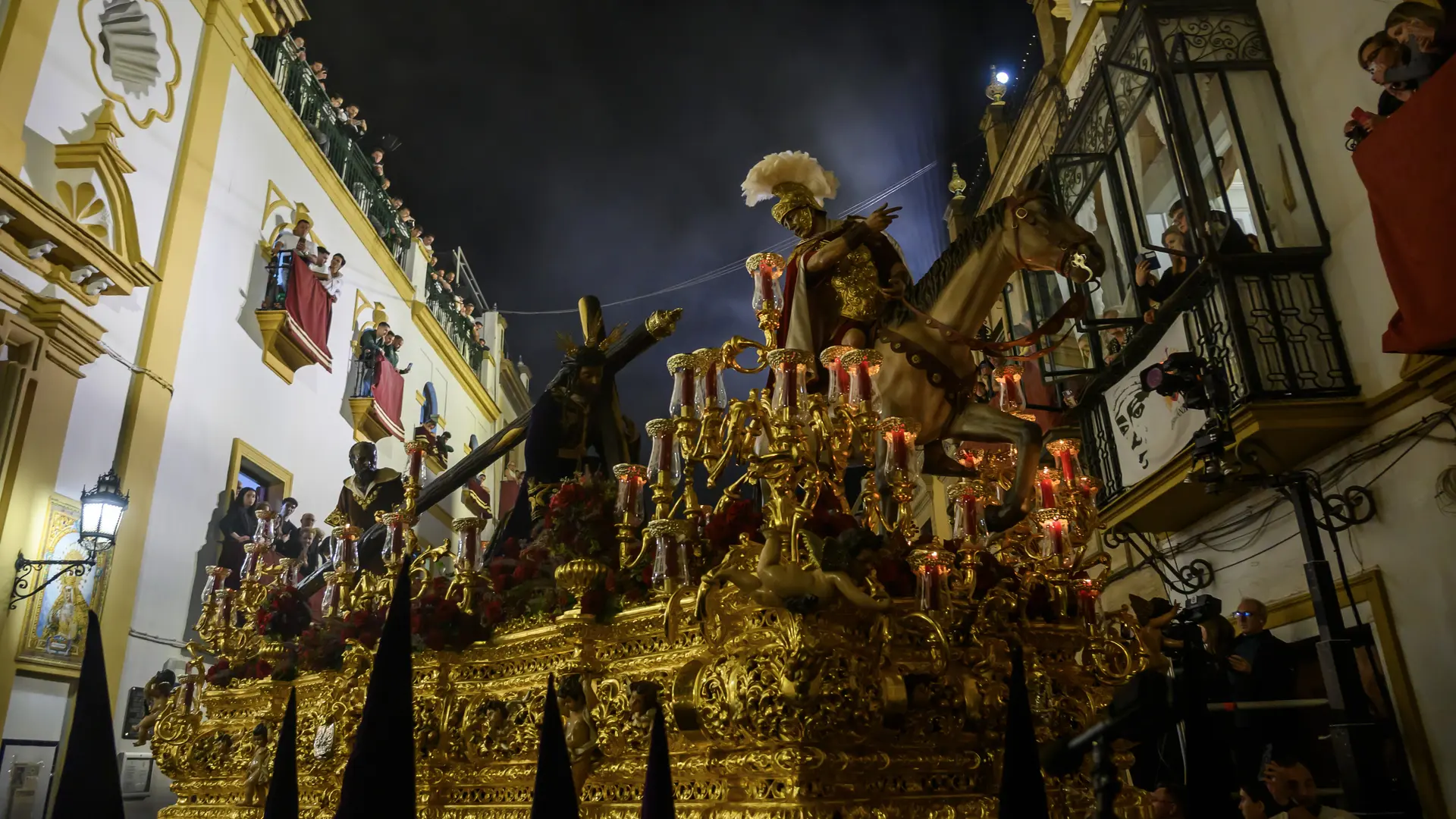 
         La pregunta de un turista sobre la Semana Santa: "¿Por qué es algo tan diferente?" 
    