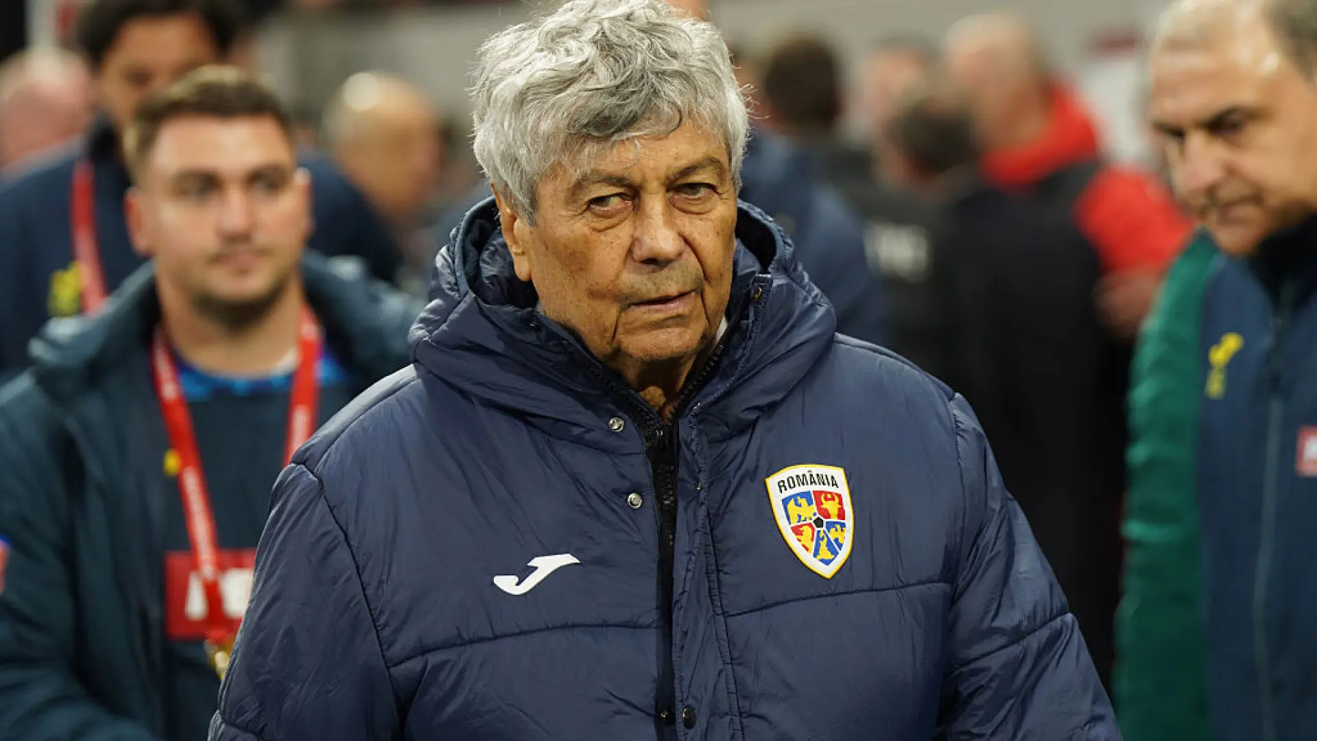 
         El exseleccionador rumano Lucescu sufre un infarto horas después de dimitir 
    