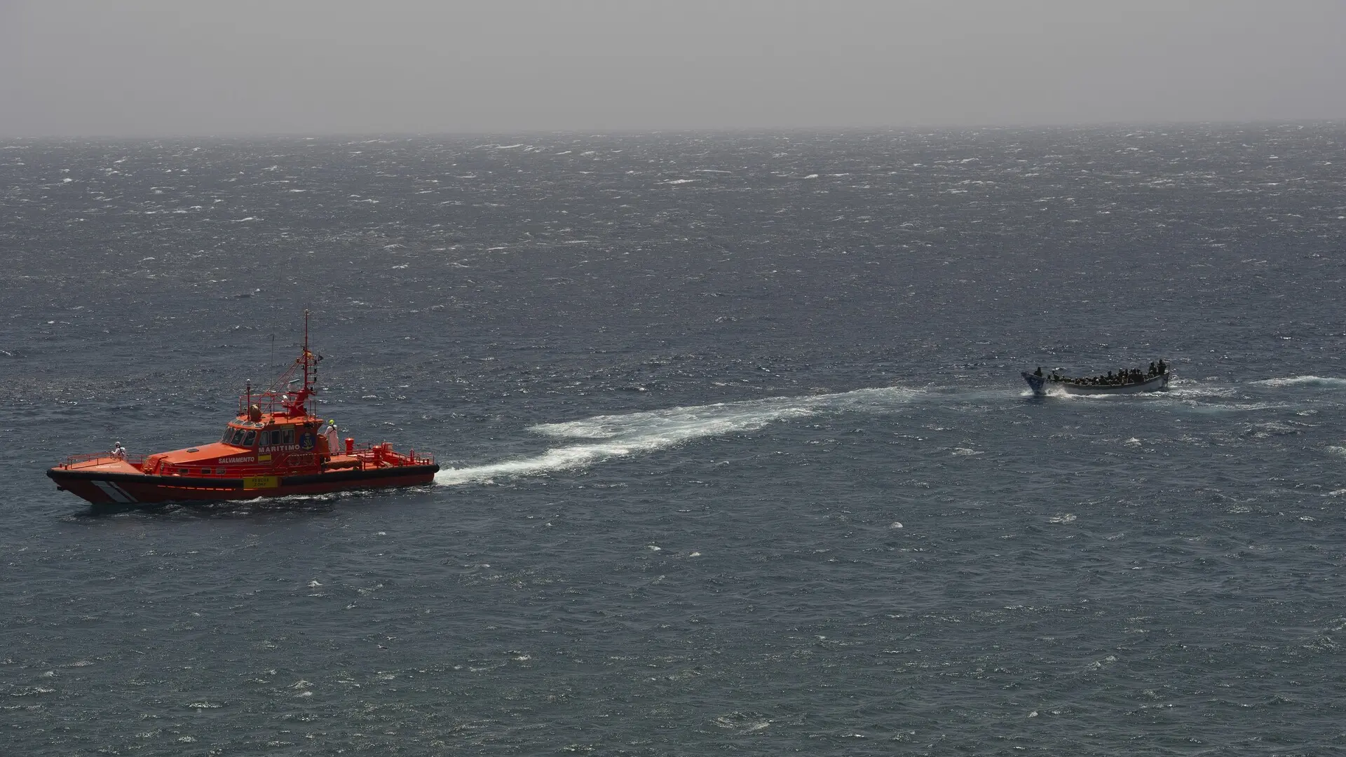 
         Escoltado al puerto de La Restinga un cayuco interceptado a unos 15 kilómetros de la costa 
    