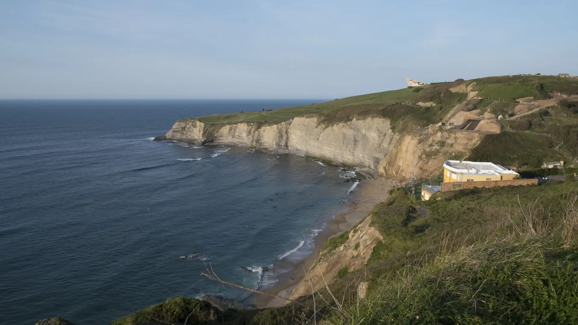 
         Hallado en una playa de Gijón el cadáver de un hombre desnudo y con las manos atadas 
    