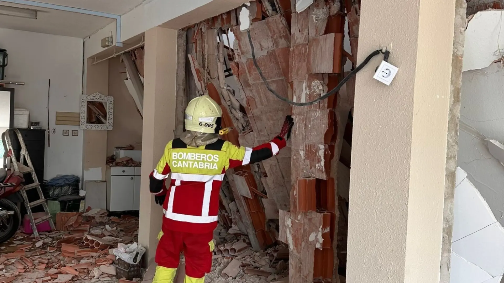 
         Desalojan a 18 personas de un edificio al desprenderse el techo de una vivienda 
    