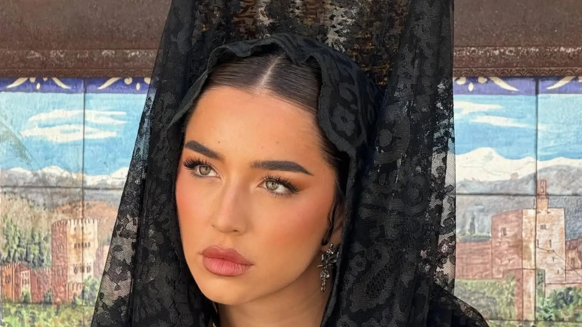 
         De la Reina Sofía a Lola Índigo, con mantilla: los 'looks' más sobrios de las famosas en Semana Santa 
    