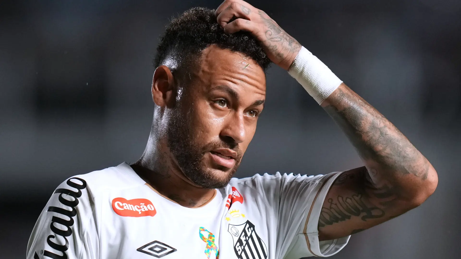 
         Lluvia de críticas contra Neymar en Brasil por utilizar una expresión machista contra el árbitro: "Se levantó con la regla" 
    