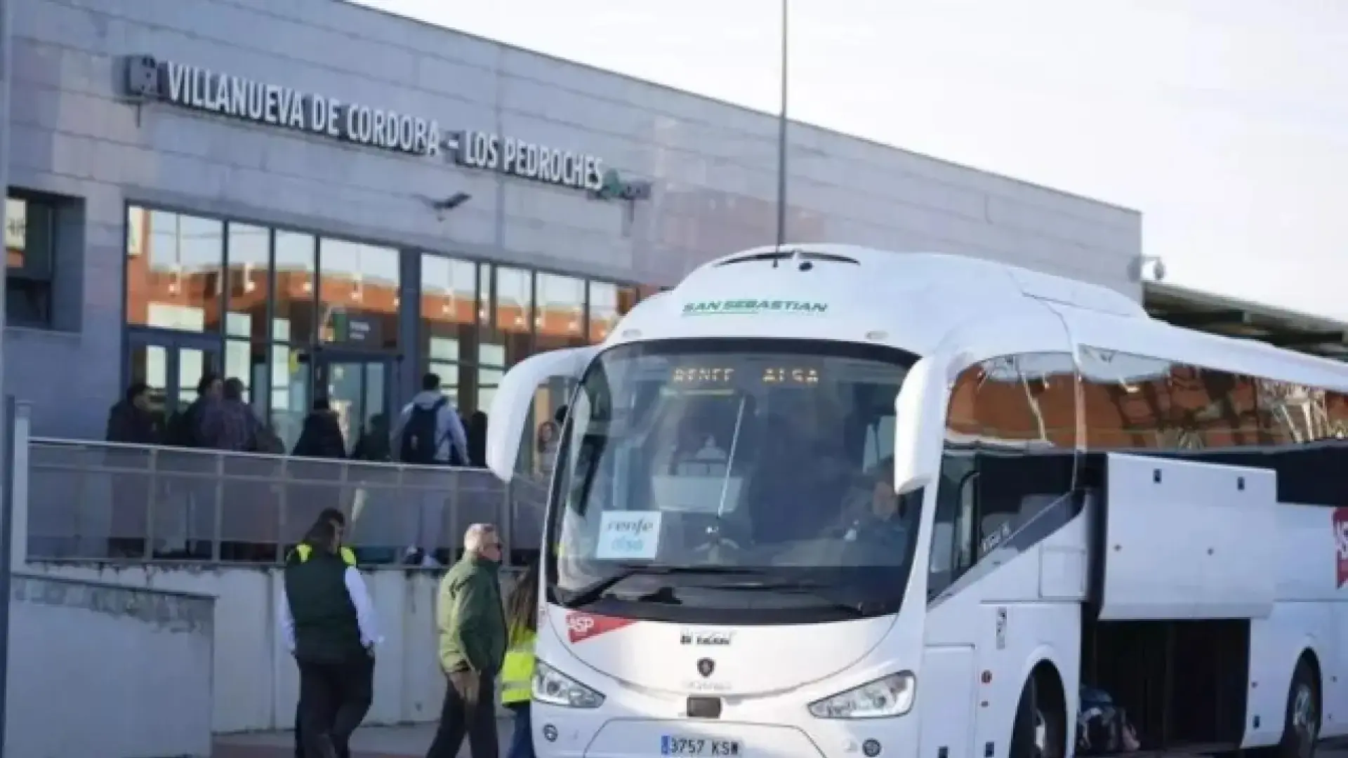 La empresa de Renfe para dar alternativa en bus al tren abre las costuras en la principal patronal entre las líderes del sector y pymes