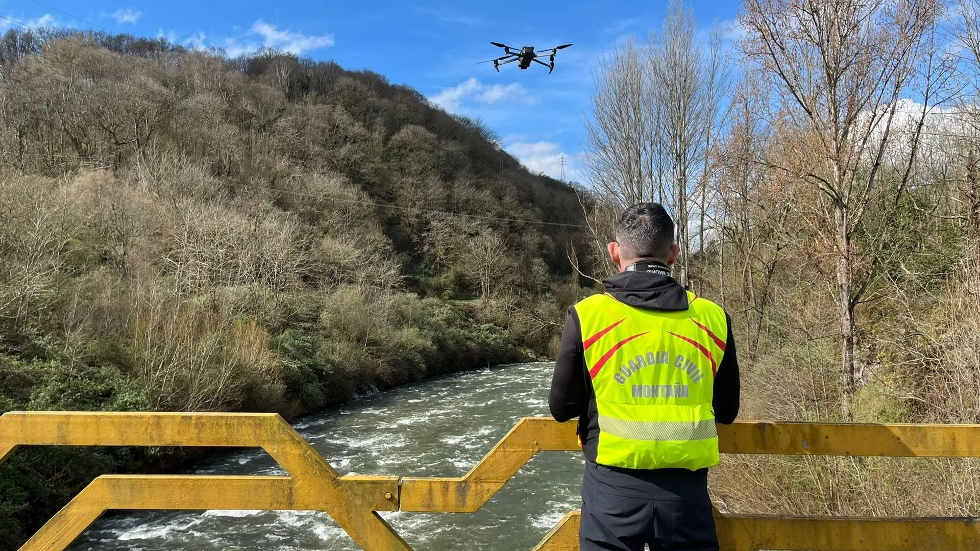 Encuentran el cadáver de un hombre flotando boca abajo en un río en Mieres