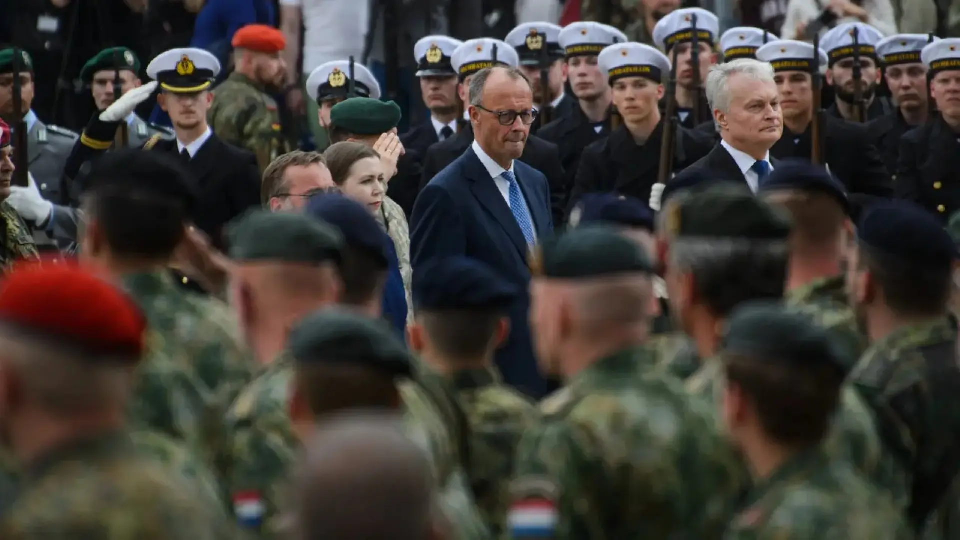 Alemanes de entre 17 y 45 años deberán pedir permiso al Ejército para salir del país más de tres meses