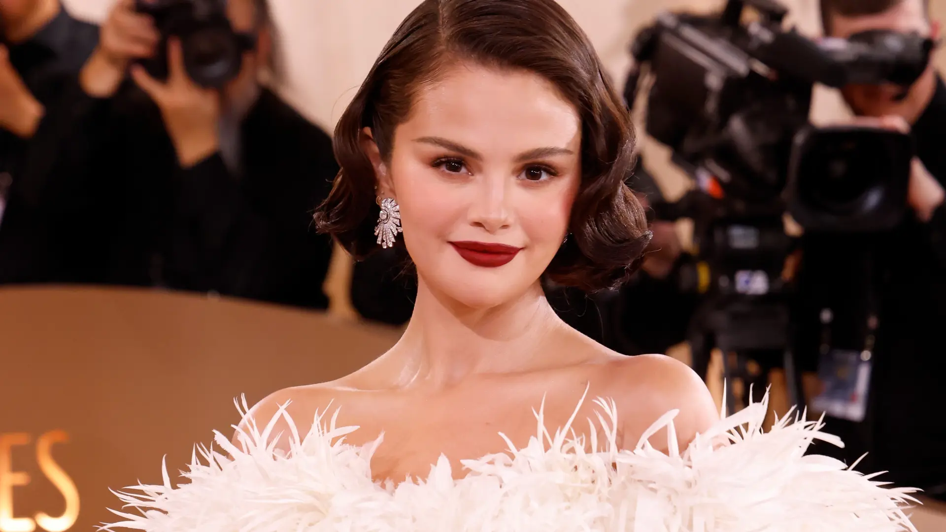 
         Selena Gómez se viste de muñeca en Los Ángeles con el mini vestido retro (en color tendencia) más coqueto 
    