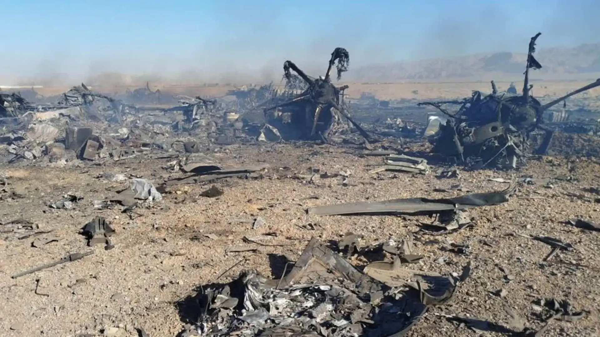 
         Así fue el rescate del piloto de EEUU perdido en Irán: un engaño de la CIA, intercambio de fuego y "buscar una aguja en un pajar" 
    