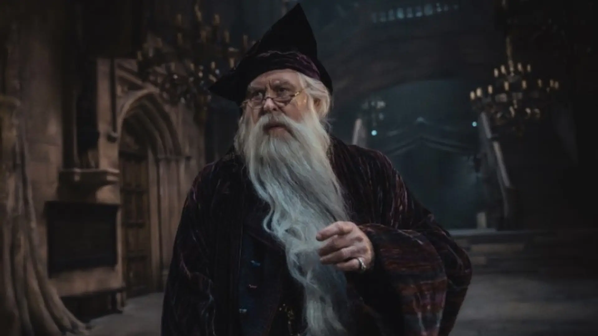 
         El actor de Dumbledore en 'Harry Potter' aclara sus opiniones sobre J.K. Rowling: "Ha sido tergiversada y malinterpretada" 
    