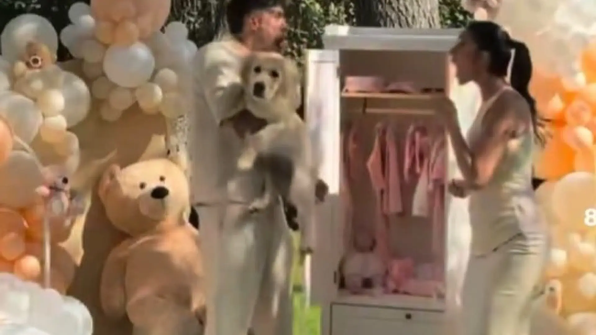 
         Críticas a Claudia y Mario por tener a su perro entre petardos en la revelación de sexo: "No lo pensamos" 
    