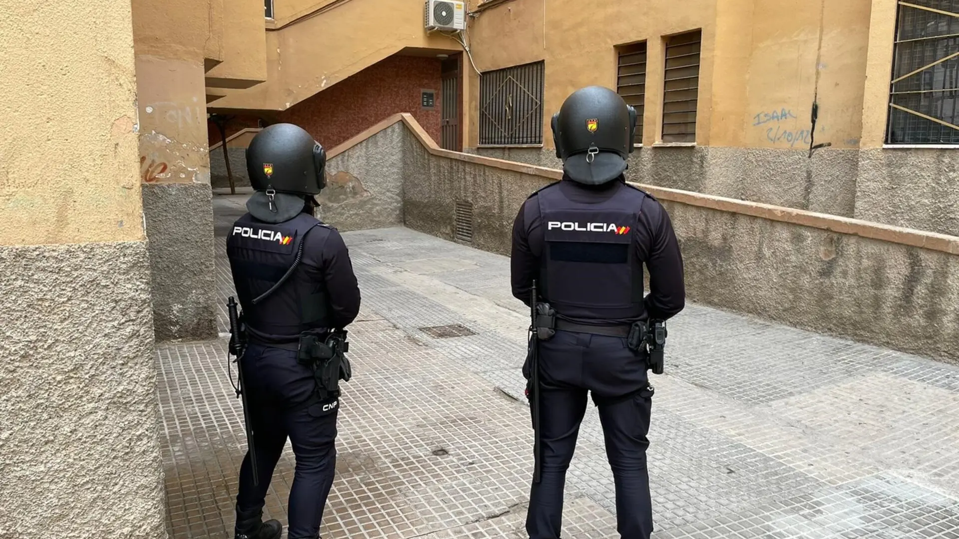 
         Operación antidroga en Madrid: la Policía Nacional desmantela 12 narcopisos y detiene a más de 30 personas 
    