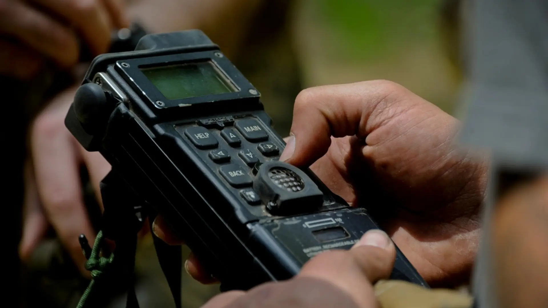 
         Se llama CSEL, cuesta 10.000 dólares y es el aparato que permitió a EEUU encontrar a su piloto... sin delatarlo 
    