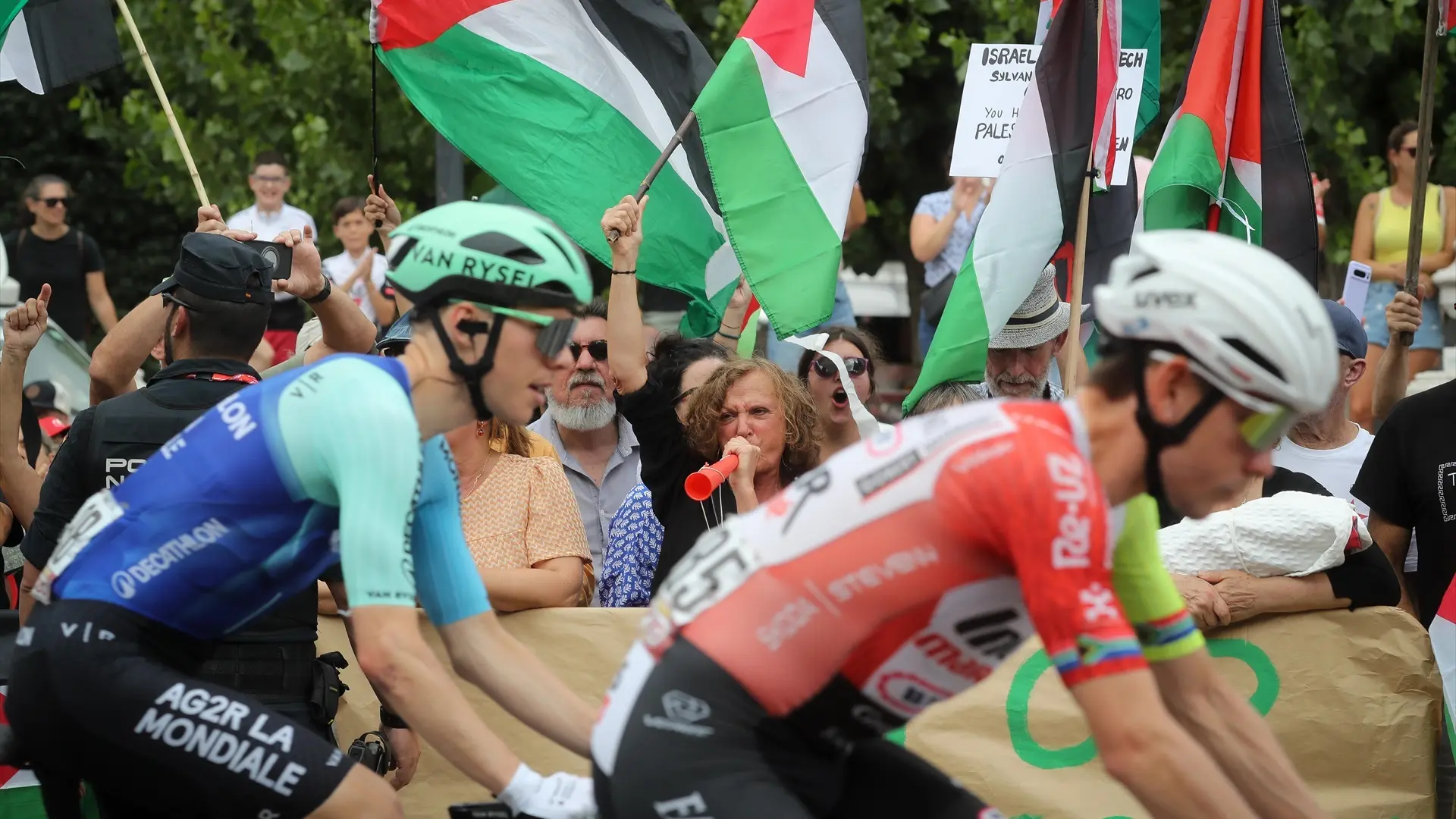 
         Multas de hasta 60.000 euros por las protestas en defensa de Palestina durante La Vuelta a España de 2025 
    