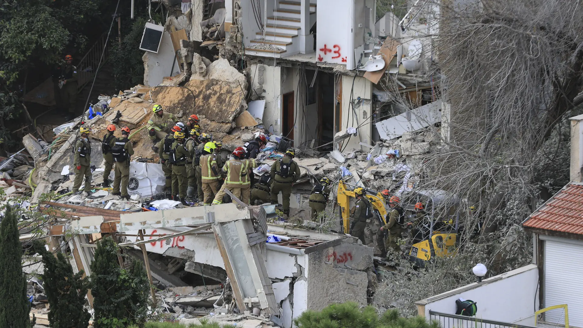 
         Israel ataca la mayor planta petroquímica de Irán y mata al jefe de Inteligencia de la Guardia Revolucionaria 
    