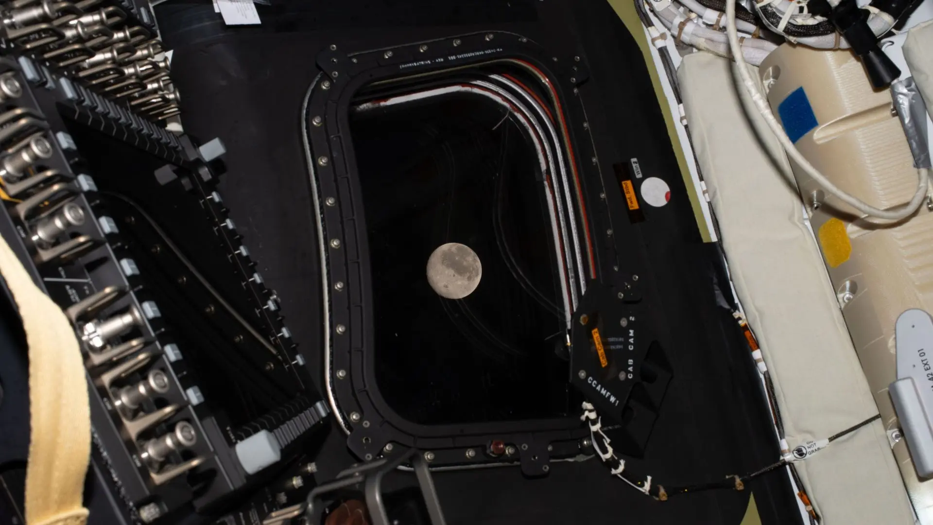 
         Artemis II completa su sobrevuelo lunar y se dirige ya a la Tierra tras una maniobra milimétrica 
    