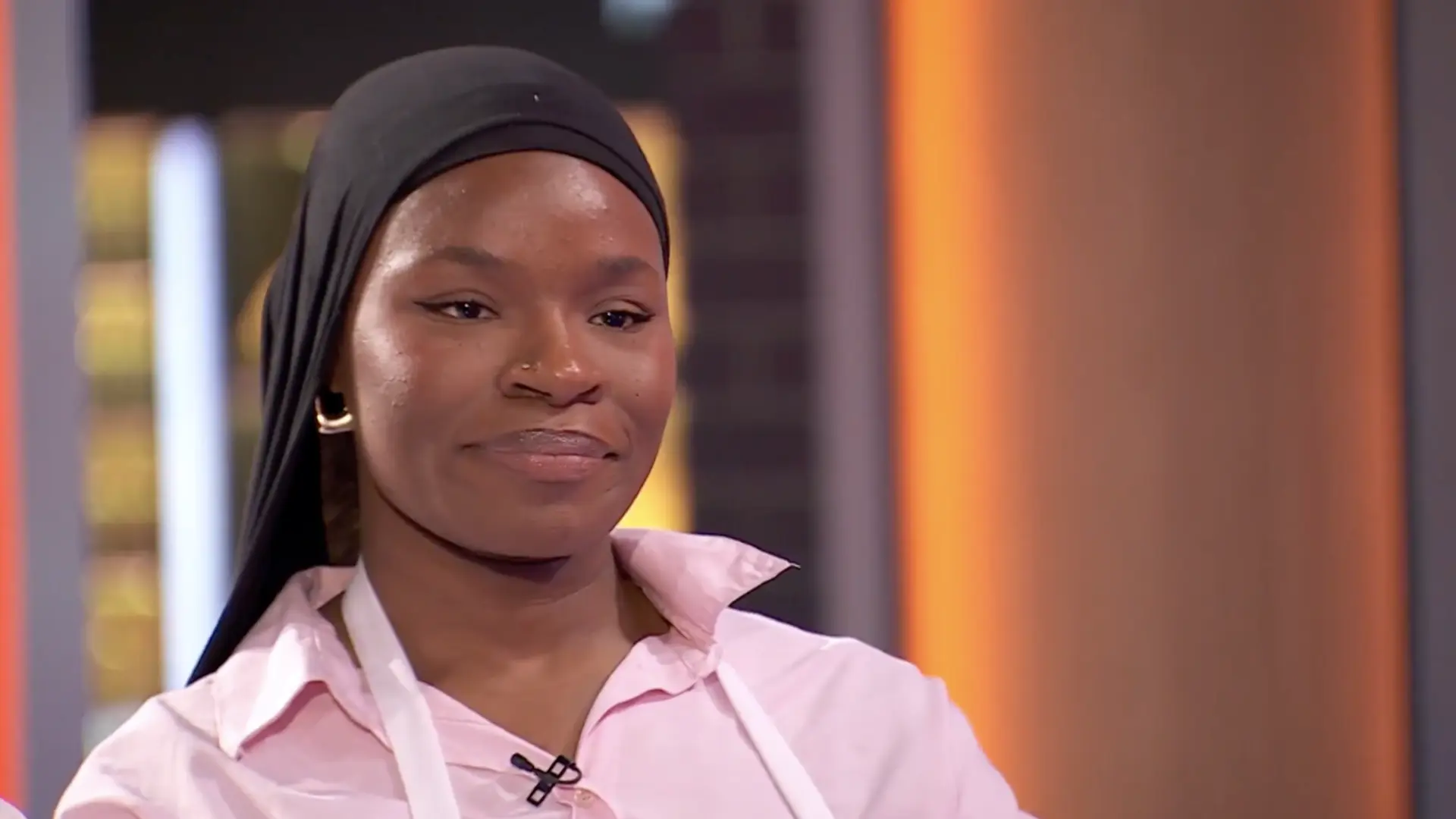 
         Una concursante se niega a cocinar cerdo en 'Masterchef' y acaba con el delantal negro 
    