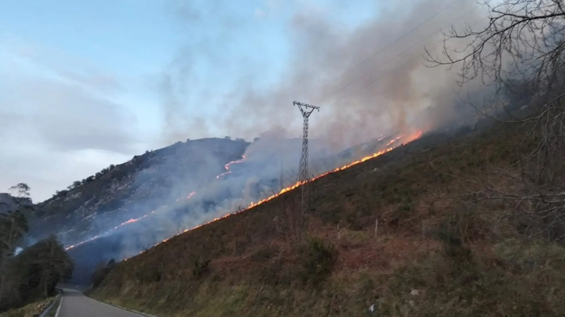 
         Cantabria amanece con 26 incendios activos después de la madrugada más "comprometida" del año 
    