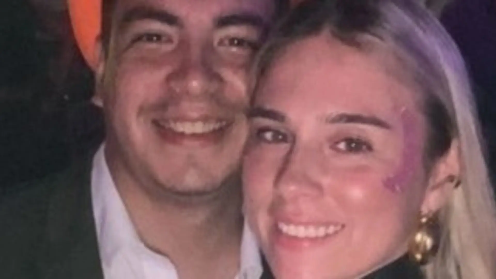 
         Hallan muerta a una pareja abrazada dentro su coche arrastrado por una riada: volvían a casa de una boda 
    