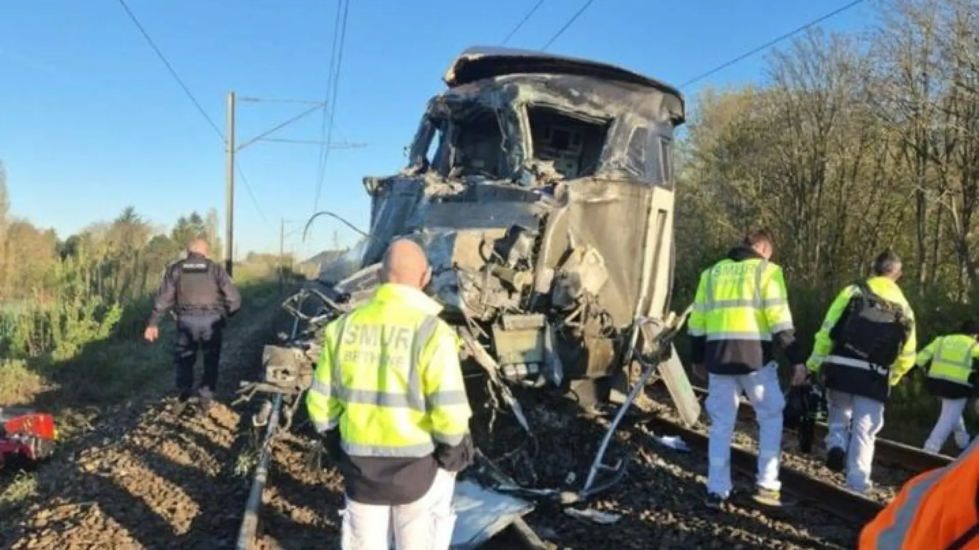 
         Un muerto y al menos ocho heridos al chocar un tren con un camión en el norte de Francia 
    