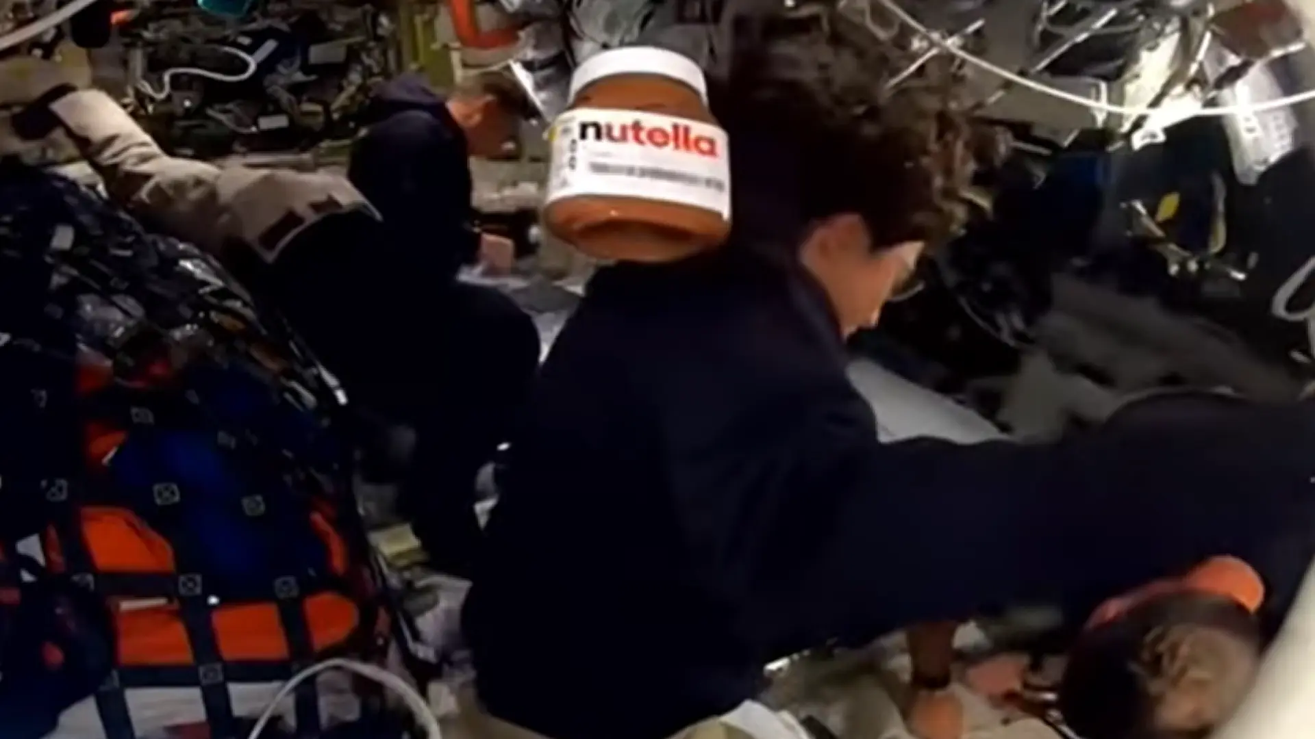 
         Un tarro de Nutella se cuela en la misión: "Un honor haber ido más lejos que ningún otro untable" 
    