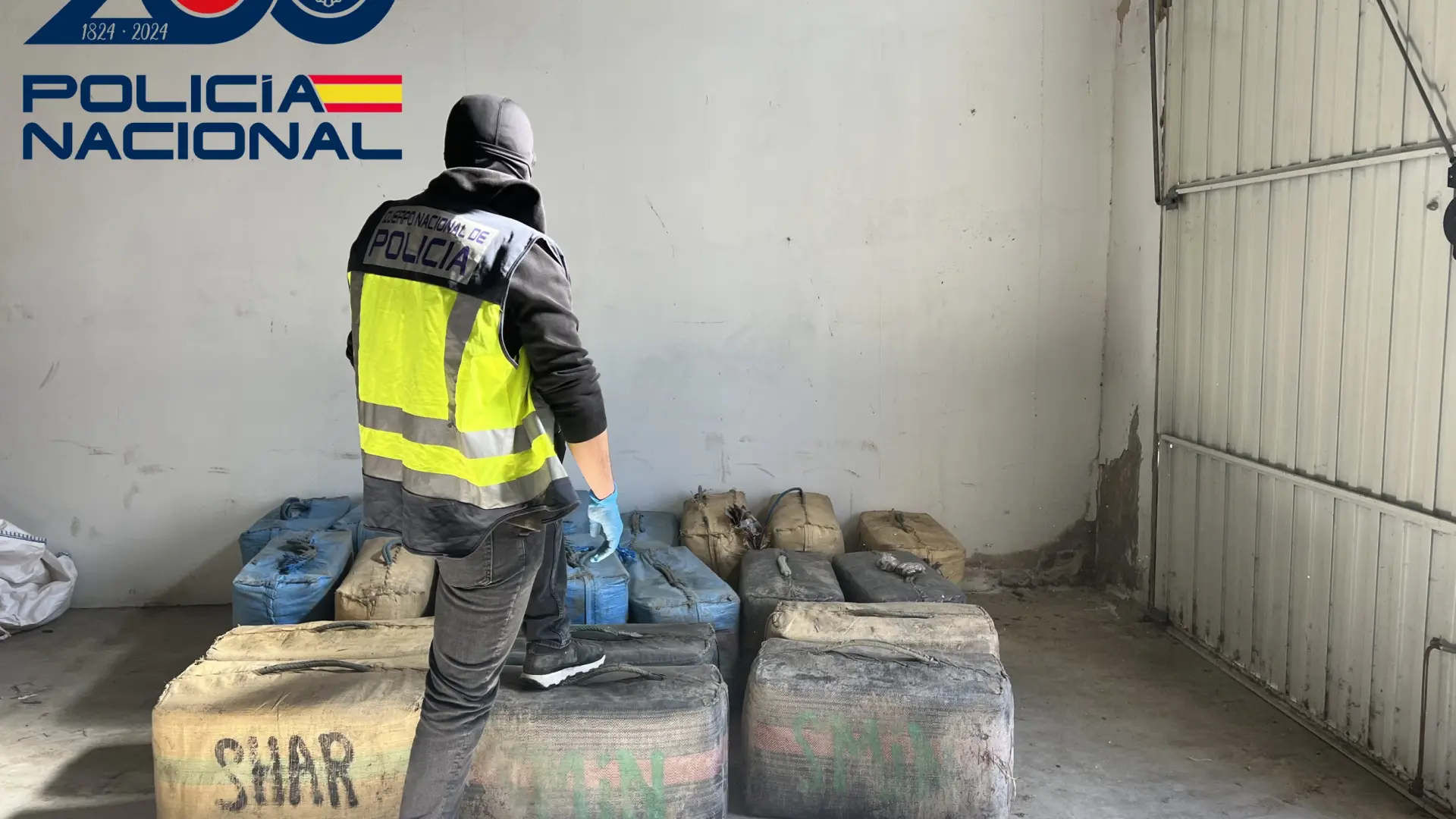 
         La Policía Nacional detiene a dos personas e incauta casi una tonelada de hachís en Isla Mayor 
    