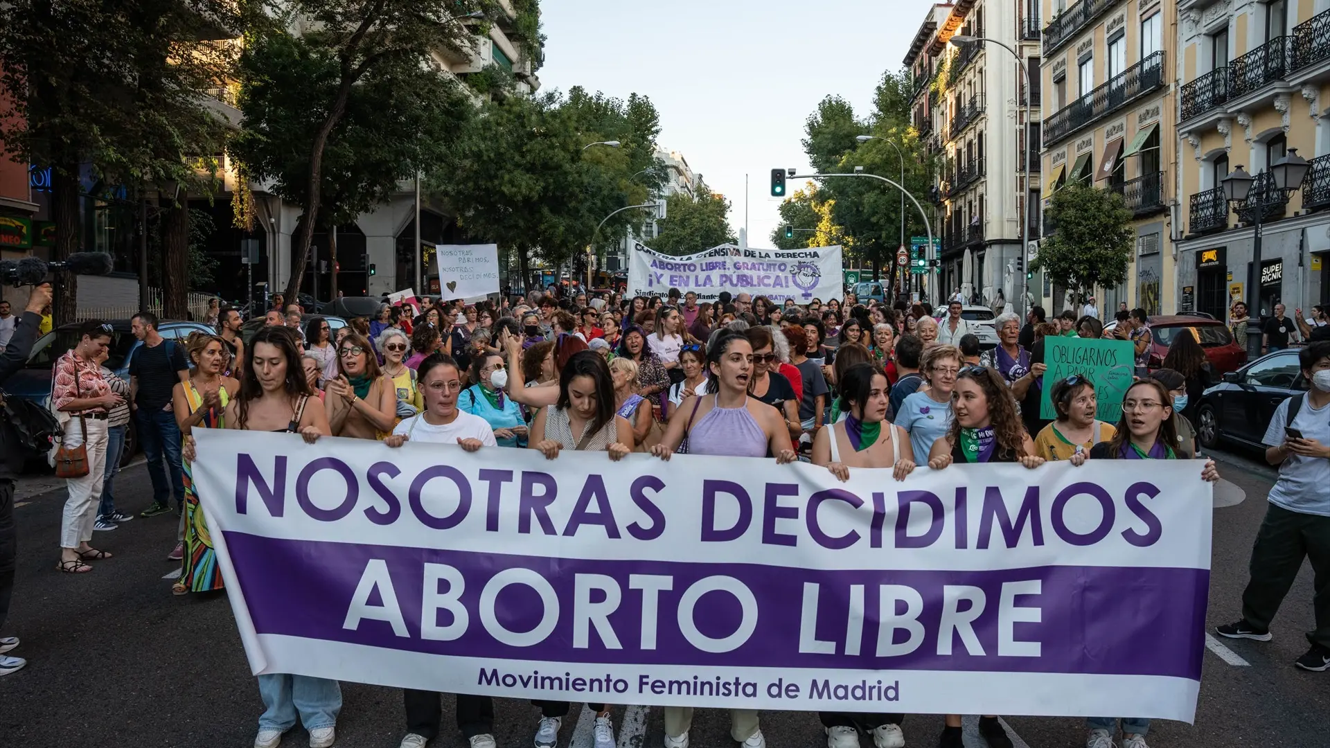 
         El Consejo de Ministros aprueba la reforma de la Constitución para garantizar el aborto como prestación pública 
    